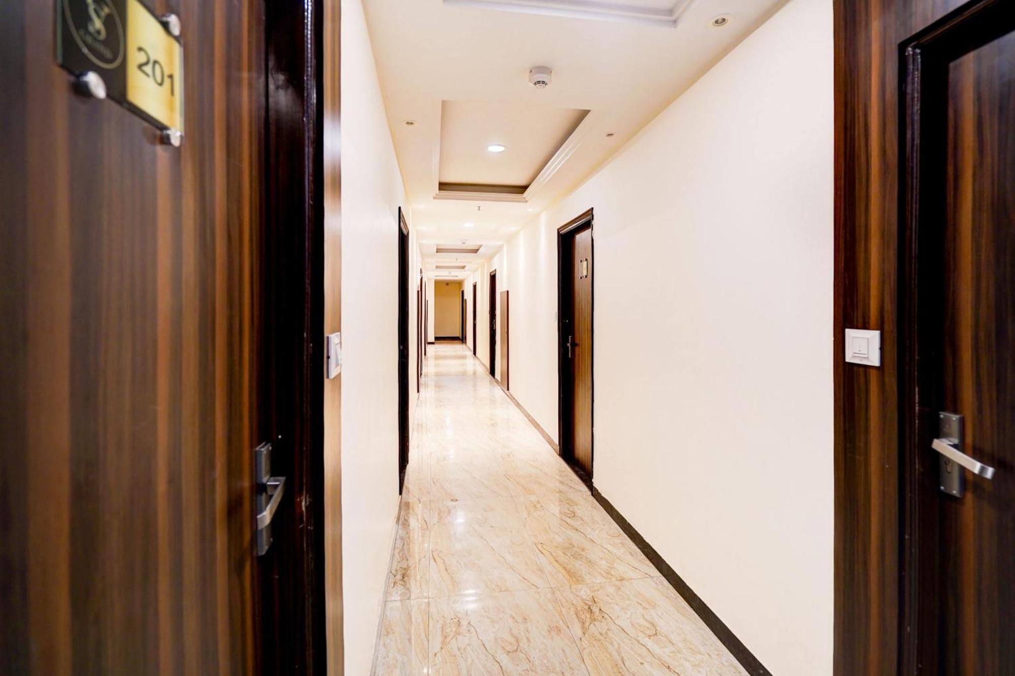 Hotel Townhouse Ram Katora Near Vishwanath Temple Formerly Sv Grand à Bénarès Extérieur photo